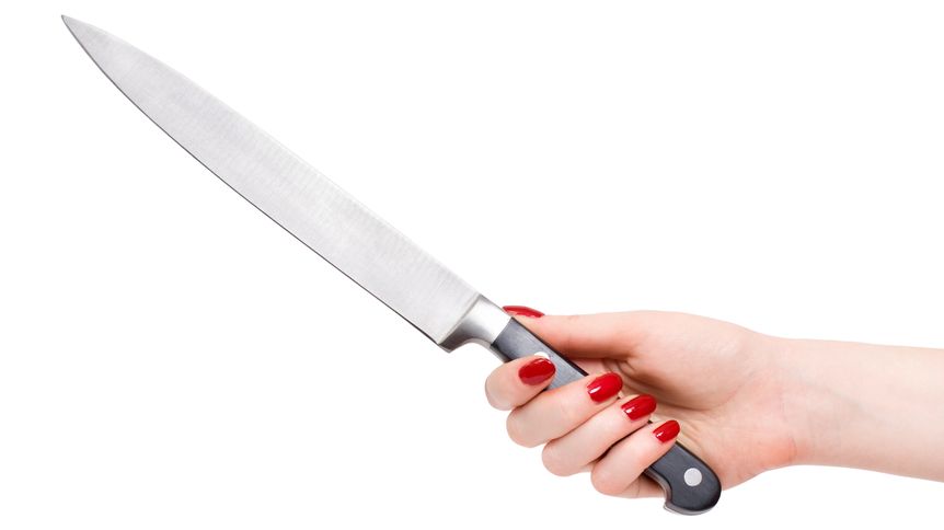 Žena na Zlínsku napadla nožem manžela v posteli